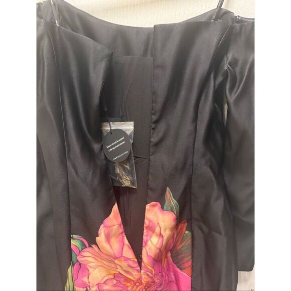Elliatt Azelie Off The Shoulder Mini Dress in Black Cocktail size XS Flaw!!! - Picture 7 of 8